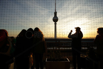 Berlin  Deutschland  Besucher auf der Aussichtsplattform auf dem Hotel Park Inn