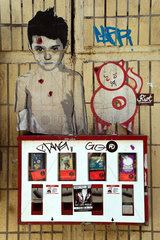 Berlin  Deutschland  Kaugummiautomat und Street-Art in Berlin-Mitte