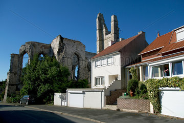 Ablain-Saint-Nazaire  Frankreich  neues Wohnhaus und Ruine der Alten Kirche