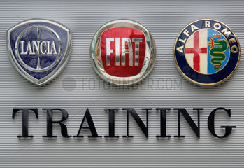 Wien  Oesterreich  Logos der italienischen Automarken Lancia  Fiat und Alfa Romeo