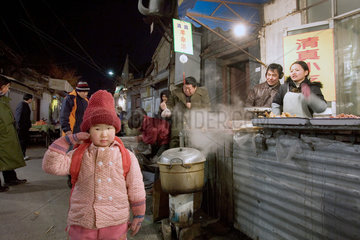 Peking  Kind auf einem Markt in Peking