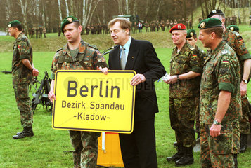 Eberhard Diepgen uebergibt Ortsschild an den Soldaten zur Verabschiedung in das Kosovo