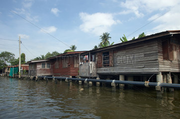 Bangkok  Thailand  Blick auf Wohnhaeuser aus einem Longtail-Boot
