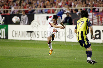 Sevilla  Spanien  Adriano Correia Claro schiesst den Ball