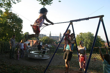 Menschen auf einem Kinderspielplatz in Bamberg