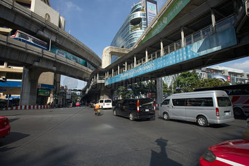 Bangkok  Thailand  Kreuzung Ratchhadamri Road und Rama Road im Zentrum von Bangkok