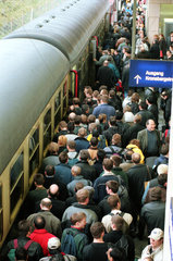Hannover  Deutschland  Menschenmenge am Bahnhof