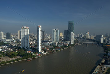 Bangkok  Thailand  Blick auf den Fluss Chao Phraya und die entlang des Ufers stehenden Hochhaeuser