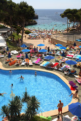 Cala D'Or  Menschen am Swimmingpool und hauseigenen Badestrand eines Hotels