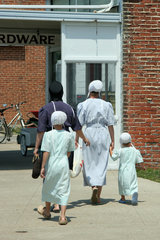 Topeka  USA  Menschen in der typischen Kleidung der Amish People