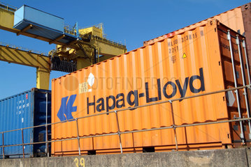 Hamburg  Container mit Containerbruecke im Hintergrund