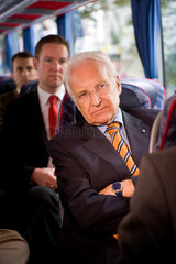 Berlin  Deutschland  Dr. Edmund Stoiber im Bus bei einer Pressefahrt