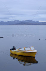 Motorboot im Hafen von Kirkenes (Norwegen)