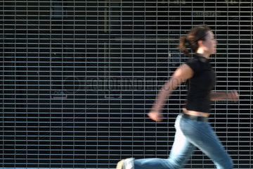 Berlin  junge rennende Frau