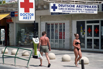 Strassenszene vor einer Arztpraxis auf Mallorca