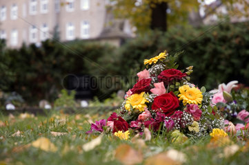 Berlin  Deutschland  Blumengesteck auf einem Grab