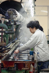 Suzhou  Frau bei der Arbeit in der Seidenspinnerei