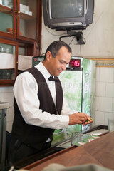 Havanna  Kuba  ein Barkeeper macht Mojito in einer Bar