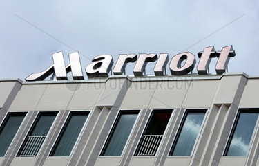 Berlin  Logo des Marriott Hotels auf dem Hoteldach