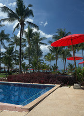 Khao Lak  Thailand  Swimming-Pool und rote Sonnenschirme vor einem Bungalow