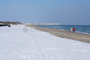 Damp  Deutschland  Spaziergaenger am verschneitem Strand von Damp
