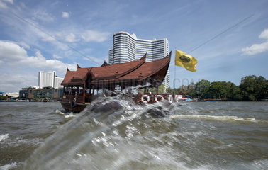 Bangkok  Thailand  Zubringerboot fuer ein Hotel verkehrt auf dem Fluss Chao Phraya