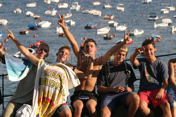 Jugendliche am Strand von Calella an der Costa Brava
