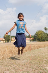 Prahut  Kambodscha  ein kambodschanisches Maedchen macht Seilspringen