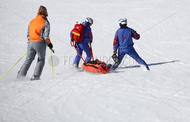 Jerzens  Oesterreich  Bergwacht bei der Rettung eines verunfallten Skifahrers