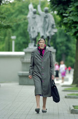 Eine spazierende alte Frau  Kaliningrad  Russland