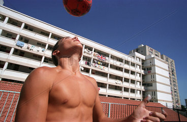 Junge jongliert einen Ball auf Gibraltar