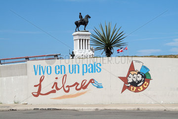 Havanna  Kuba  vivo en un pais libre  die Parole des UJC auf einer Mauer