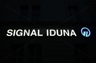 Berlin  Deutschland  Logo des Versicherungskonzerns Signal Iduna