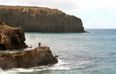 Puerto de Sardina  Gran Canaria  Spanien  Angler an der Kueste