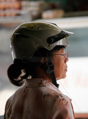 Ho-Chi-Minh-Stadt  Vietnam  Mopedfahrerin mit Helm auf der Strasse