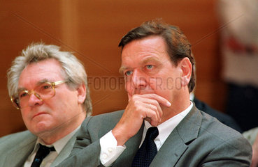 Gerhard Schroeder (SPD) und Prof. Dr. Oskar Negt