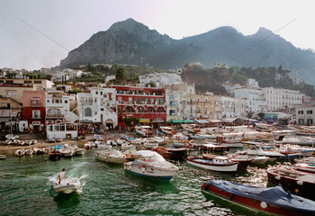 Capri  Motorboote ankern an der Marina Grande