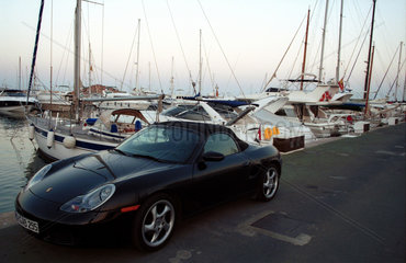 Sportwagen im Hafen von Portals Nous  Mallorca