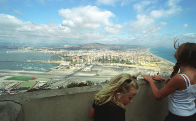 Kinder blicken vom Felsen von Gibraltar herab