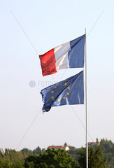 Verdun  Frankreich  EU-Flagge und franzoesische Nationalflagge
