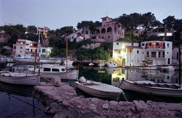 Boote in der Bucht von Cala Figuera auf Mallorca