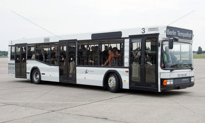 Berlin  Reisende in einem Flughafenbus am Flughafen Berlin Tempelhof