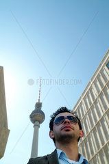 Berlin  Mann mit Sonnenbrille am Alexanderplatz