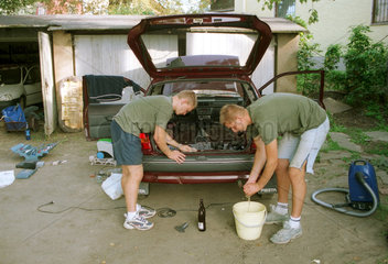 Reinigung eines Autos nach der Flut (Sachsen)
