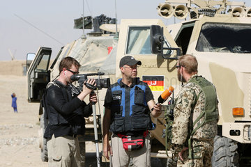 Kunduz  Afghanistan  Kamerateam des ZDF auf Patrouillienfahrt mit der Bundeswehr