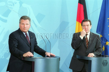 d.polnische Praesident Kwasniewski + Bundeskanzler Schroeder