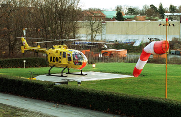 Hubschrauber der ADAC Luftrettung GmbH auf dem Landeplatz