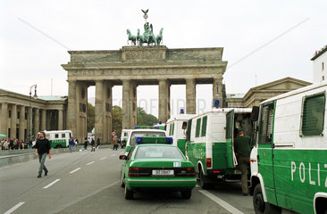 Polizeiwagen vor dem Reichstagsgebaeude