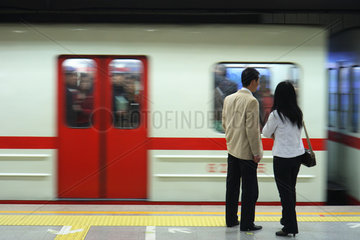 Peking  Paar wartet in der U-Bahn auf einfahrenden Zug