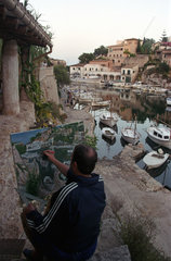 Maler in der Bucht von Cala Figuera auf Mallorca